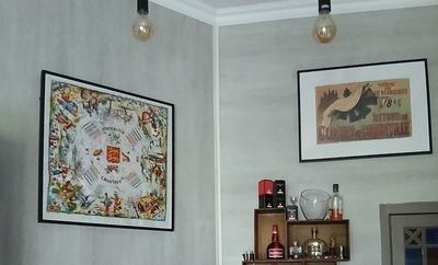 une photo d'un bar avec de nombreuses bouteilles sur le comptoir
