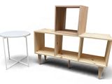 une petite table sur laquelle est posé un miroir et une étagère sur laquelle est posé un miroir