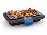 un gros plan sur un barbecue sur lequel sont disposés divers aliments