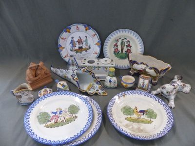 plusieurs assiettes et bols posés sur une table