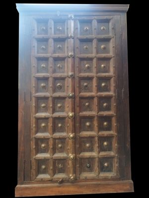 une grande porte en bois comportant de nombreux tiroirs à l'intérieur