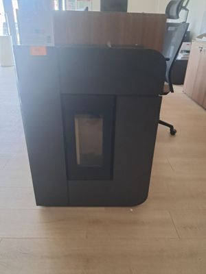 une photo d'un bureau noir doté d'une porte vitrée