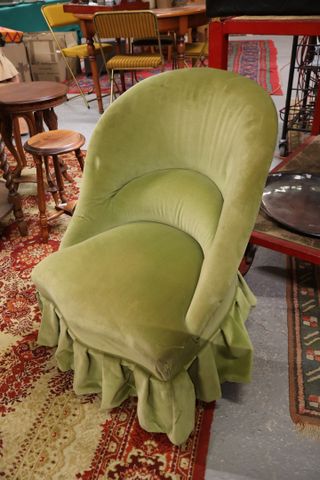 Chauffeuse garnie de tissu velours 