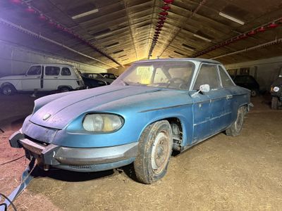 une voiture bleue garée dans un garage