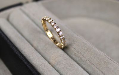 une photo d'une bague en or sertie de diamants dans un écrin à bague