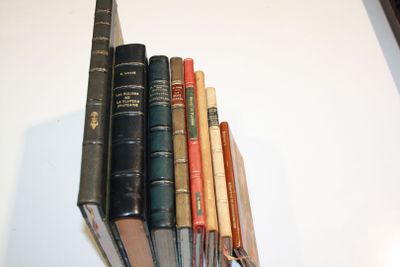 plusieurs livres empilés sur une table