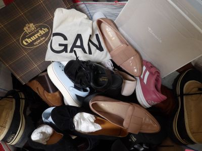 de nombreuses paires de chaussures posées sur un lit