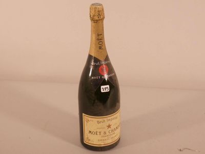une bouteille de vin posée sur une table