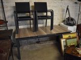 deux chaises posées sur une table dans une pièce