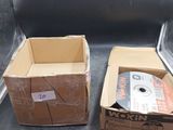 deux boîtes posées par terre, contenant chacune un CD