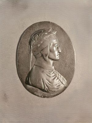 une vieille pièce d'argent sur laquelle figure le profil d'une femme