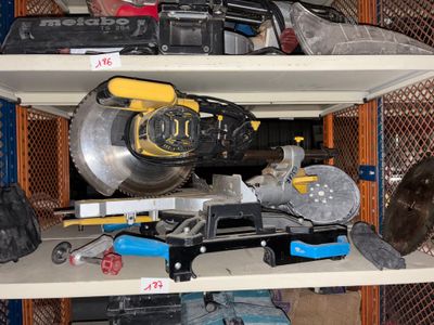 de nombreux outils rangés sur les étagères du garage
