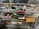 une étagère en métal remplie d'une multitude d'assiettes et de bols