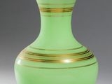 un vase vert orné d'une bande dorée