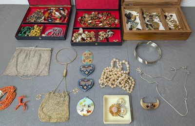 Zq- Lot Bijoux Anciens Vintage Ethniques Colliers Bracelets Fantaisie - Montres & Bijoux