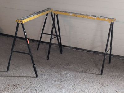 une photo d'un établi dans un garage