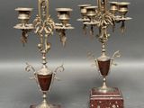 paire de candélabres anciens en laiton avec des socles en marbre rouge
