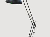 une lampe de bureau noire avec un pied en métal et un abat-jour noir
