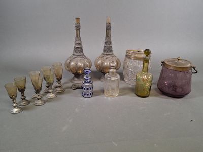 de nombreux vases et verres en verre de toutes sortes sur la table