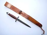 un couteau posé sur la table à côté d'un autre couteau