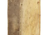 un vieux livre posé sur une surface blanche