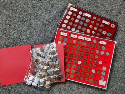 une boîte rouge remplie de pièces et une carte rouge