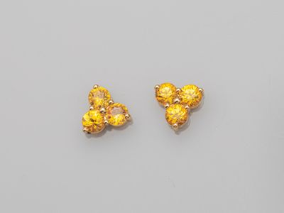 une paire de boucles d'oreilles en saphir jaune