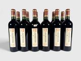 six bouteilles de vin sont alignées sur une surface blanche