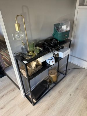 une table sur laquelle se trouvent une lampe et une bouteille de vin