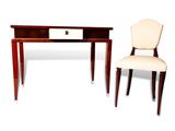 une image représentant un bureau avec une chaise à côté, sur fond blanc