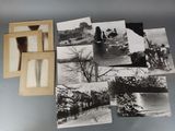 un réfrigérateur décoré de photos et une porte de réfrigérateur sur laquelle sont accrochés des aimants