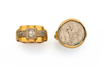 deux bagues en or ornées de pièces romaines et de diamants