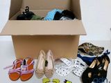 de nombreuses paires de chaussures qui sont rangées dans une boîte