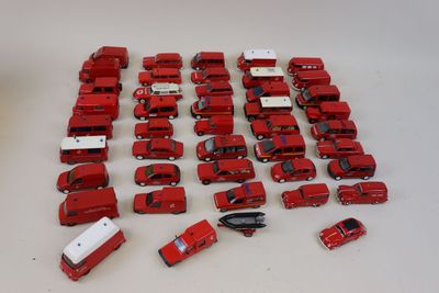 beaucoup de petites voitures et de camions rouges sur la table