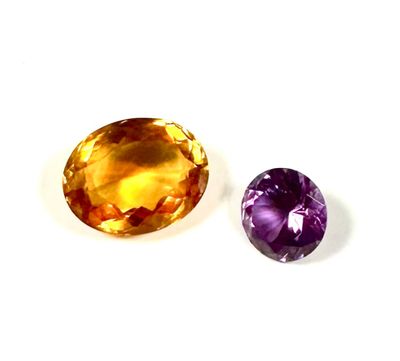 deux pierres précieuses de couleurs différentes posées l'une à côté de l'autre sur une surface blanche