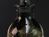 un vase en verre orné d'un motif noir et or