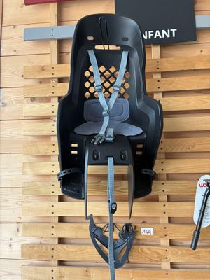 une photo d'un siège auto pour enfant accroché au mur