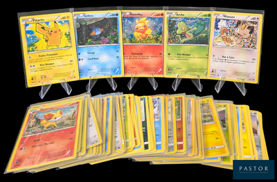 beaucoup de cartes pokemon sur la table