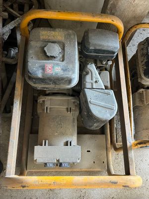 une caisse remplie de vieilles pompes à essence dans un garage