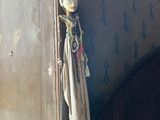 une petite poupée accrochée au mur