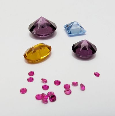 LOT DE PIERRES, une bleue, une jaune, deux violettes et 6 ro…