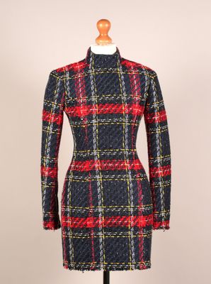 un manteau à carreaux rouges et bleus sur un mannequin, un mannequin, un mannequin, un mannequin, un mannequin, un mannequin, un mannequin, un mannequin