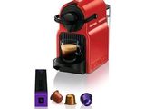une image représentant une machine à café rouge avec une tasse de café à côté