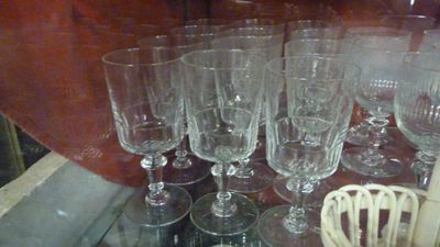 de nombreux verres à vin posés sur une table dans une vitrine