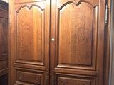une photo d'une grande armoire en bois dans une pièce