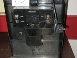 une machine à café posée sur une table