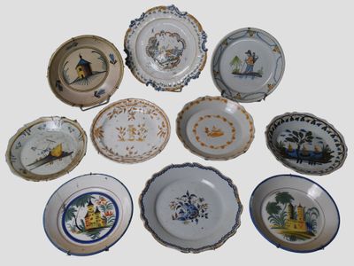 plusieurs assiettes à motifs différents sur une table