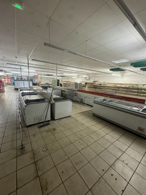 une grande pièce où se trouvent tout un tas de machines