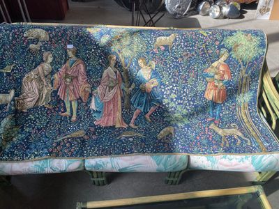 un banc recouvert d'une tapisserie dans une pièce