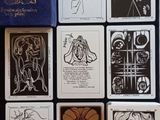 de nombreux jeux de cartes différents sur la table